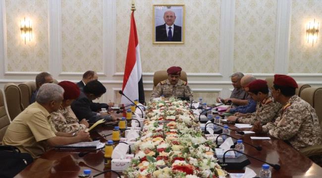 وزير الدفاع اليمني يشدد على ضرورة إعادة بناء المؤسسة العسكرية