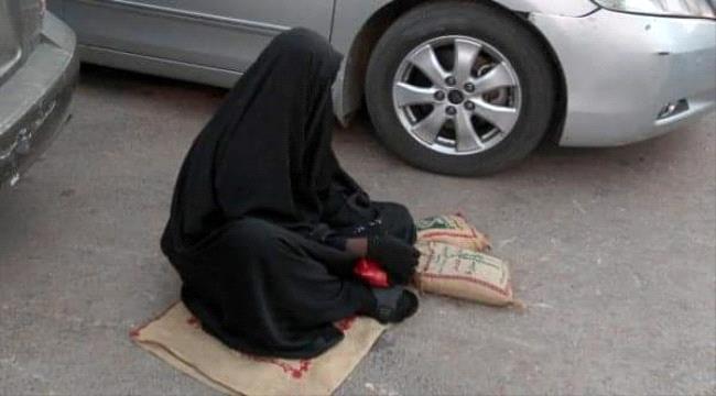 نساء يمنيات على أرصفة الطرقات في تعز .. رسالة إلى خطباء المساجد