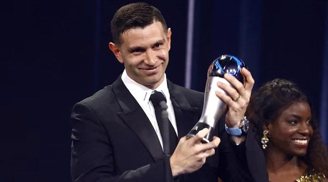 شاهد.. رد فعل غريب من مبابي لحظة تتويج إميليانو مارتينيز بجائزة أفضل حارس في العالم