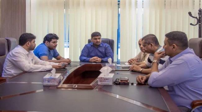الوليدي يطلع على سير العمل بفرع شركة النفط في وادي وصحراء حضرموت