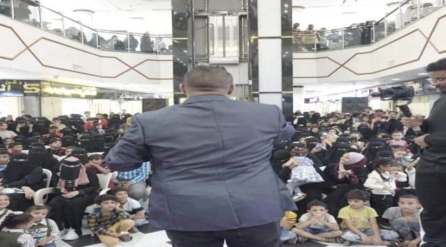 فنان يمني شاب يسعى لتحقيق طموحه من تحت الركام