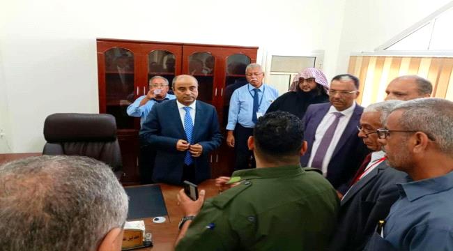 وزير المالية يفتتح جمرك مطار عدن