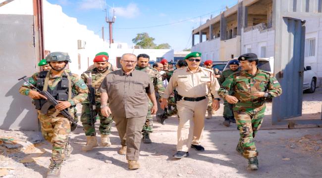 عدن.. الجعدي يطلع على سير العمل في مقر قيادة قوات الحزام الأمني