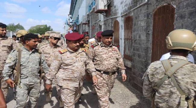وزير الدفاع اليمني يطلع على سير الخدمات الطبية في مستشفى باصهيب العسكري