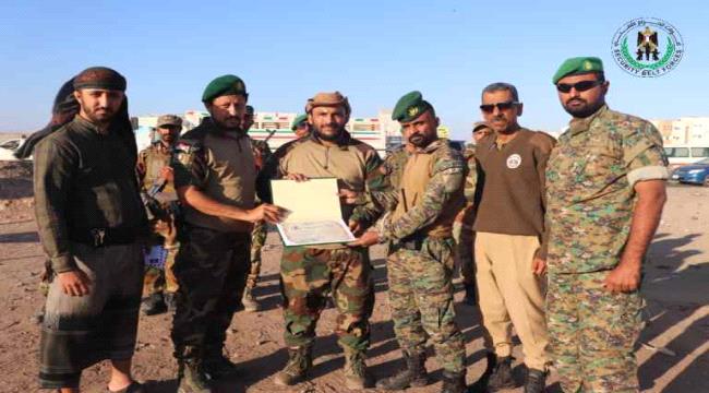 قيادة حزام عدن تكرّم أفراد نقطة القصر الأمنية