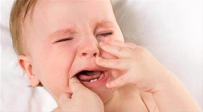 كيف يمكن للأم تخفيف آلام الرضيع بسبب التسنين؟