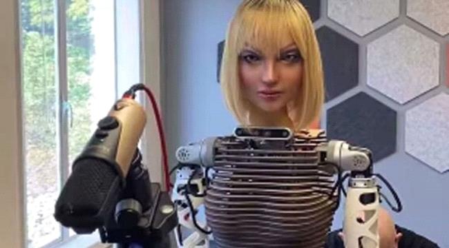 روبوت أنثوي يتواصل بلغة الجسد ويتكلم 120 لغة