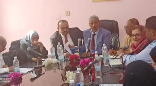 أوضاع النازحين بـمخيم خرز على طاولة سلطة لحج 