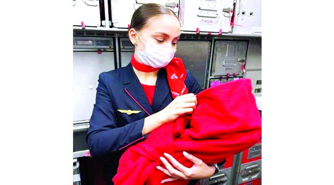 جاءها المخاض في الجو.. ففوجئت بطاقم ولادة متكامل