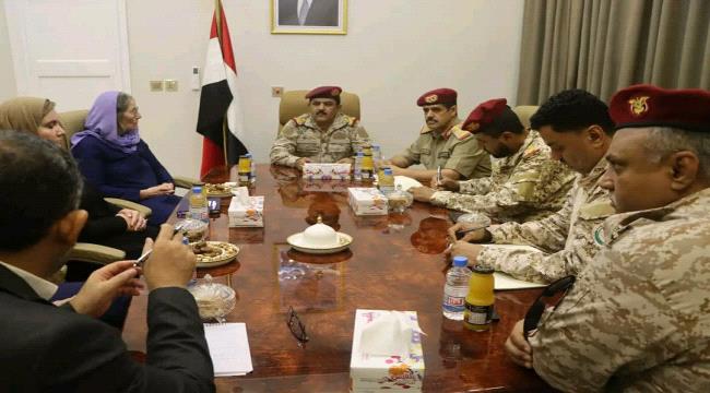 وزير الدفاع يبحث مع بعثة الصليب الاحمر تعزيز التعاون بين المنظمة والوزارة