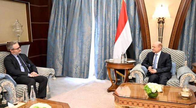 العليمي يرحب بالمساعي الحميدة لانهاء الحرب في اليمن