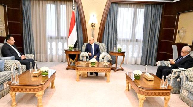قناة يمنية: وساطة دولية تعجز عن رأب الصدع في صفوف مجلس الرئاسة