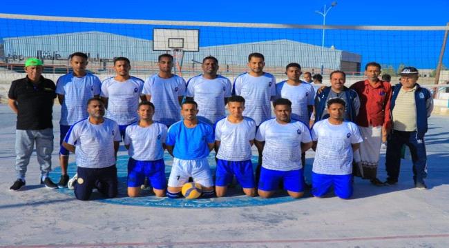 اليوم منتخب جامعة سيئون و مجمع الدوائر الحكومية في مباراة للعبة الكرة الطائرة
