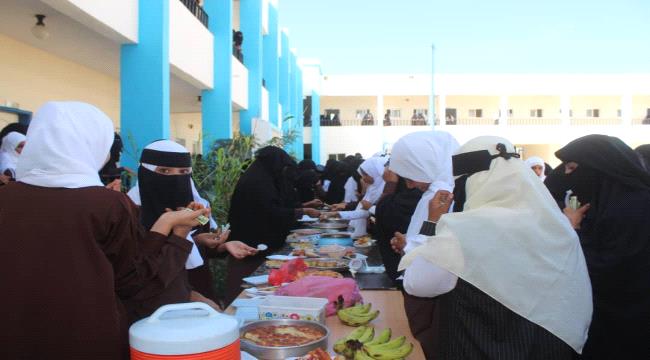 سقطرى.. ثانوية الزهراء بمجمع الكويت للبنات تنظم طبق خيري