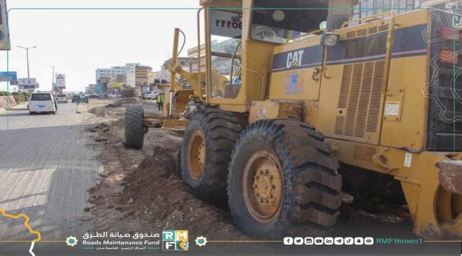 الفرق الفنية تواصل اعمال تأهيل خط كالتكس إلى جولة الغزل في عدن 