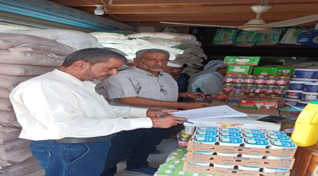 ضبط مخالفين ومواد غذائية منتهية الصلاحية في بريقة عدن 