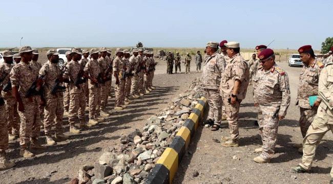 لجنة من وزارة الدفاع تتفقد محور باب المندب