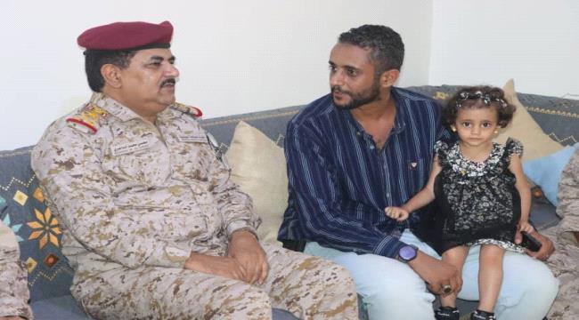 وزير الدفاع يزور عدد من أسر شهداء القوات المسلحة لتهنئتهم بعيد الاضحى