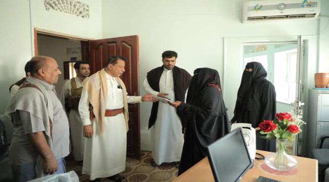 محافظ المهرة يتفقد الانضباط الوظيفي بالمجمع الحكومي في أول أيام الدوام الرسمي 