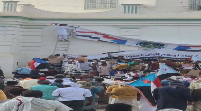 تفاصيل اقتحام مسلحون "ساحة قصر الكثيري" في سيئون وأنباء عن سقوط جرحى 