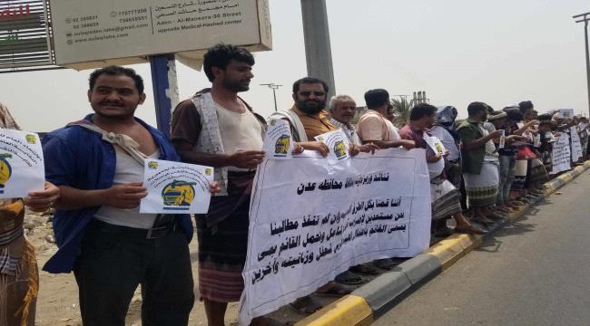 سائقو النقل الثقيل بعدن يطالبون باستعادة مقر نقابتهم ووقف الإجراءات التعسفية ضدهم