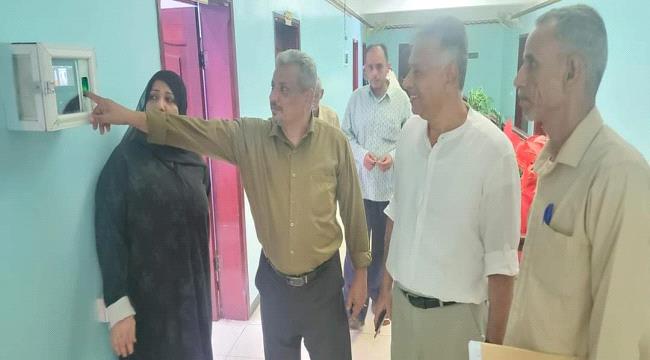 الجاوي وبن محفوظ يدشنان نظام البصمة الإلكترونية الخاص  بمكتب تربية المعلا