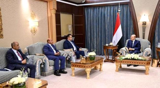 العليمي ينوه بجهود الحكومة في الحفاظ على الاستقرار النقدي والمالي والخدمي