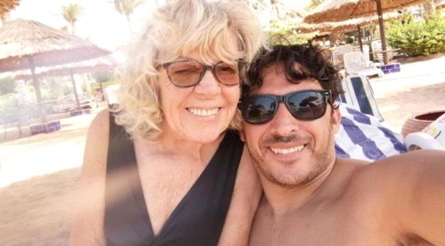 بعد قصة حب مثيرة.. الجدة إيريس جونز تنفصل عن زوجها المصري الشاب