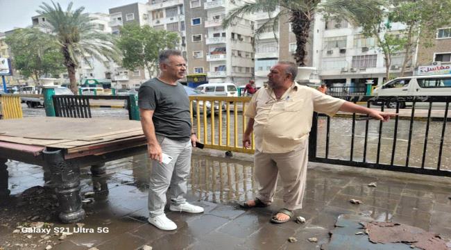 الجاوي يشرف على شفط مياه الأمطار في شولرع مديرية المعلا