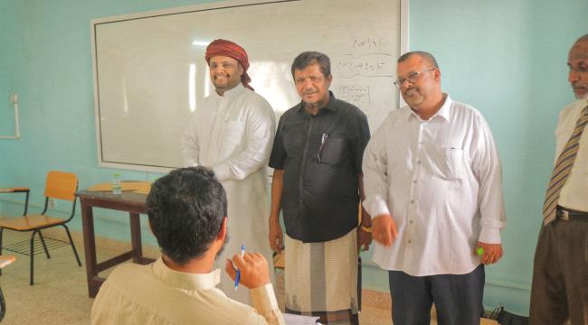كلشات ونيمر يتفقدان سير امتحانات كلية التعليم المفتوح بجامعة المهرة 
