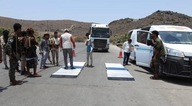 ضبط عدد من الشاحنات المخالفة للأوزان في أبين