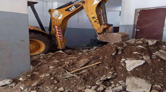متنفذ يبني عمارة سكنية فوق كابل كهربائي في معلا عدن 