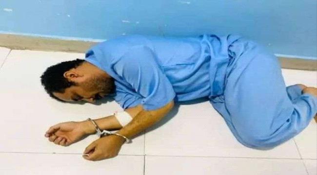 سجين عثر عليه مرميا داخل مستشفى بعد تعرضه للتعذيب في إب 