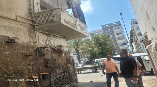 الجاوي يطلع على أعمال إزالة البلكونات المتهالكة في شوارع المعلا