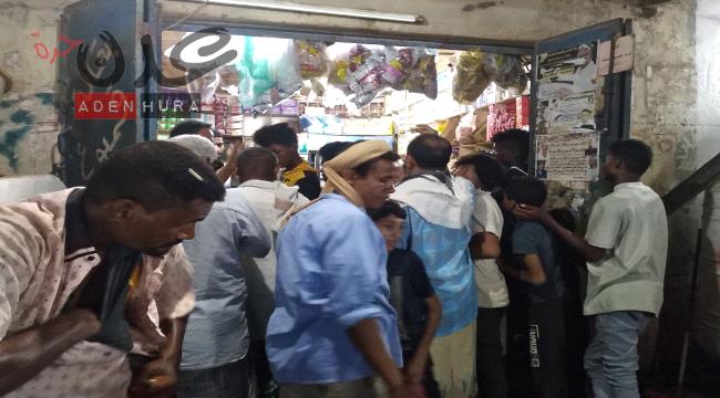 بيع الثلج.. تجارة أنعشها انقطاع الكهرباء في حوطة لحج 