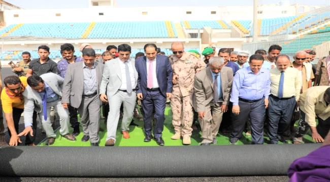 البكري يدشن فرش ملعب معاوية بالعشب الصناعي في لحج