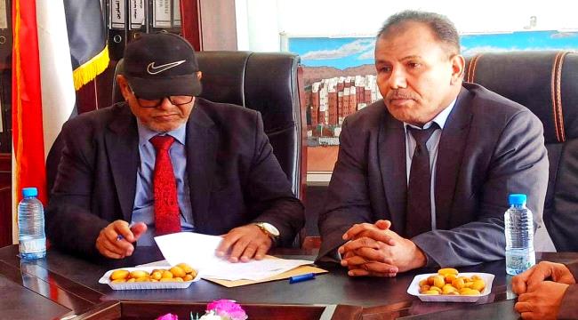 التوقيع على محضر تسليم مشروع سفلتة الساحة الجنوبية لمطار سيئون الدولي