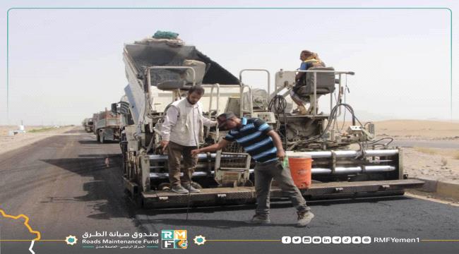 بتمويل صندوق صيانة الطرق..أعمال سفلتة يشهدها خط الحسيني العند في لحج 