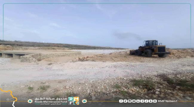 بتمويل صندوق صيانة الطرق..بدء تنفيذ المشروع الطارئ لأضرار السيول في سقطرى