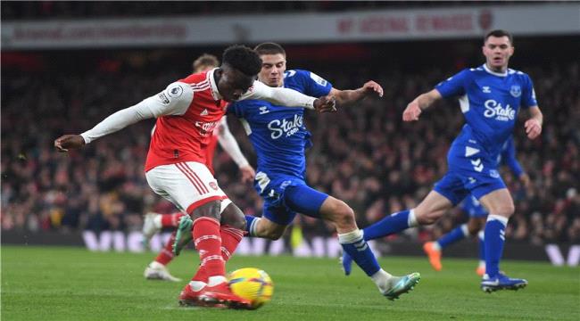 أرسنال يتلاعب بإيفرتون ويوسع الفارق مع مانشستر سيتي