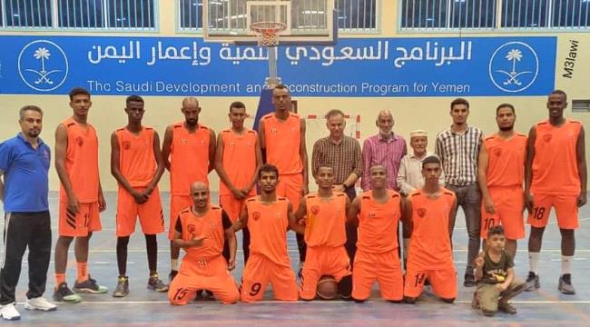 بحضور الجاوي.. شمسان يهزم الشعلة في دوري السلة بعدن
