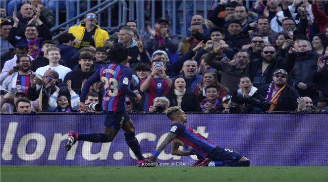 برشلونة يحقق فوز صعب على فالنسيا ويعزز صدارته للدوري الإسباني 