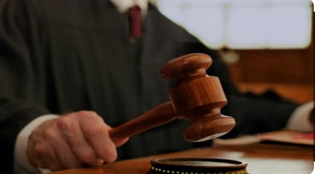 محكمة في عدن تقضي بوقف تنفيذ قرارات مدير مكتب الصحة وتستدعي "البيشي"