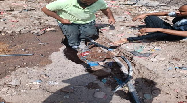 فتح انسدادات خط المياه في المعلا 