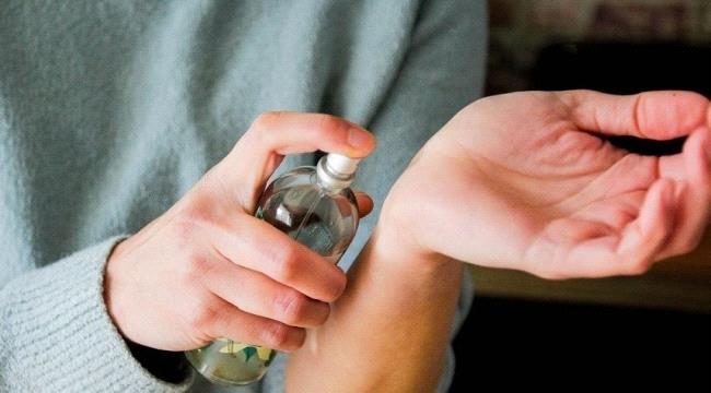 حيلة رائعة لجعل رائحة العطور تدوم طويلاً