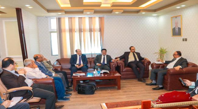 وزير النقل يناقش مع محافظ حضرموت قضايا مختلفة 