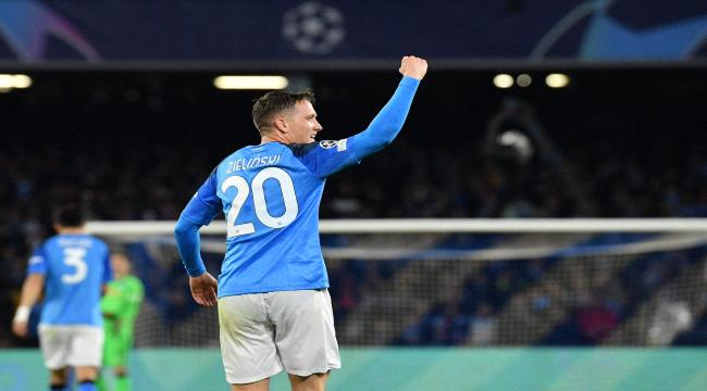 نابولي يجدد تفوقه على فرانكفورت ويتأهل لربع نهائي دوري ابطال اوروبا
