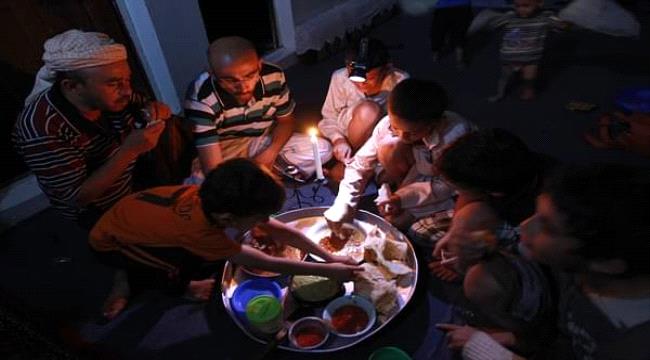 اليمنيون في عدن يستعدون لرمضان بهواجس انقطاع الكهرباء