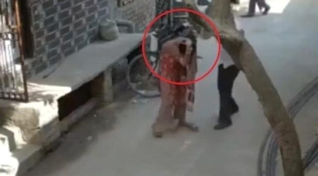 ينهال بالضرب على زوجة ابنه لرغبتها في مساعدة زوجها مادياً