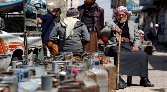 الحطب ملاذ اليمنيين مع اشتداد أزمة فقدان الغاز المنزلي